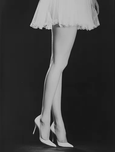 this is a a photograph by the famous photographer, Ken Marcus, of me, a 35-year-old youthful but mature woman. as you can see in the picture, Im tall and very slender, athletically fit, and I have long legs, an hourglass figure, and narrow hips. What Im most proud of is my beautiful hands. I have long, slender tapered fingers, and long white nails. Id always hold my hands and fingers and nails right up to my face because thats where people notice them. This is a full body photograph. Award-winning taken on a 35 mm Leica camera. professional lighting of my legs, torso, and face. I asked Ken Marcus to compose this photograph for a dating website in order to attract wealthy men. Im determined to get married, but he has to be rich.  --s 150   iq8f1xn