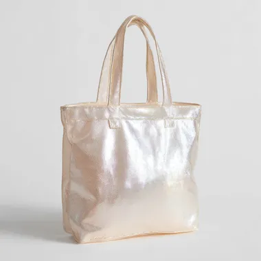 side shot of tote bag made of inflatable balloon material, flating in a white clean background. --exp 15