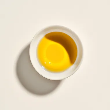 plain white background ,olive oil , delicious, 3: 4, ultra realistic,, 8K, complex details, Canon RF 16mm f: 2. 8 STM Lens, hyperrealistic photography, style of unsplash and National Geographic, warm, detalied