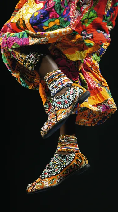 AFRO FOOTS WITH AFRICAN CLOTHES DANCING