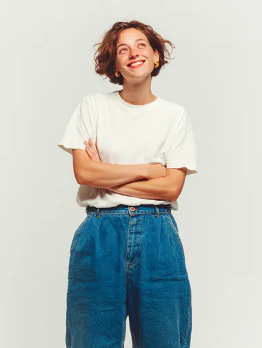 young happy woman with one hand up, wears jeans and a white t.shirt. isolated white background. full body shot  rofile b4lvlaf