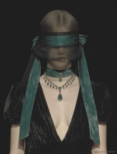 A model walks down the runway at Fashion Week wearing a black ribbon tied into a black and dark green bow, a black veil covering her face, an exquisite black dress similar to the "Amagi bag" style, and a silver teardrop-shaped gemstone around her neck. Around her neck she wears a gray-black diamond necklace with strings of tiny dark blue gemstones. The photo was taken from the front, capturing the model's upper body and head, in a style reminiscent of Alexander McQueen's "Red Book" show at Paris Fashion Week. The photo has a black background and is in HD resolution.   --raw rofile jg6bzz9
