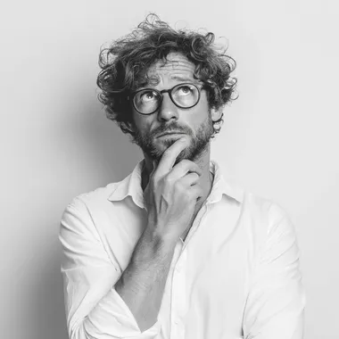 homme blanc fond blanc qui se pose une questionla main sur le monton