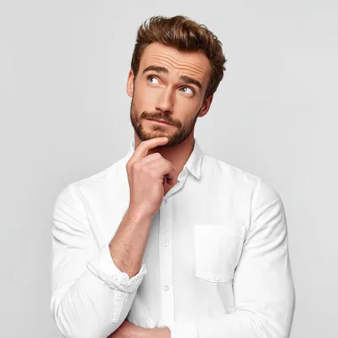 homme blanc fond blanc qui se pose une questionla main sur le monton
